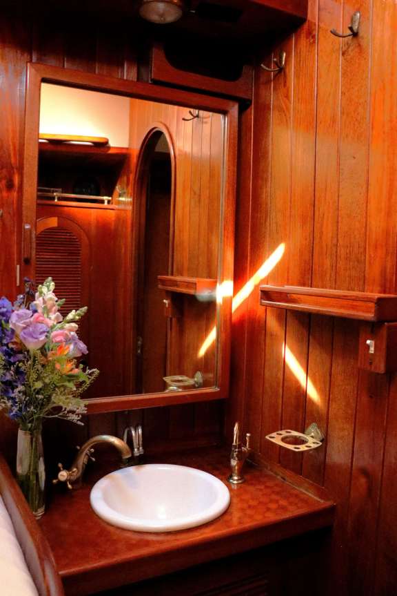 Vanity sink in State Room 1