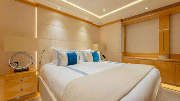 Queen Guest Stateroom (port)