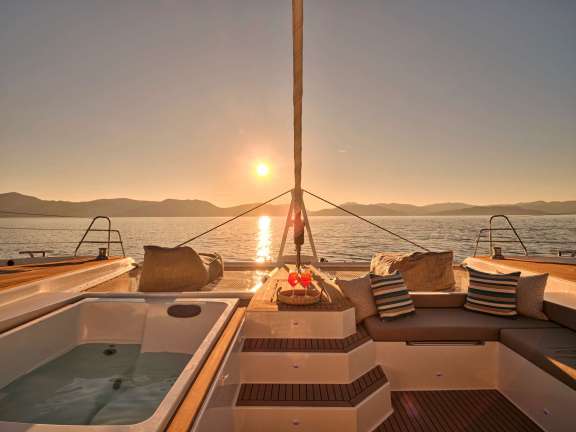 Fore Deck - Jacuzzi