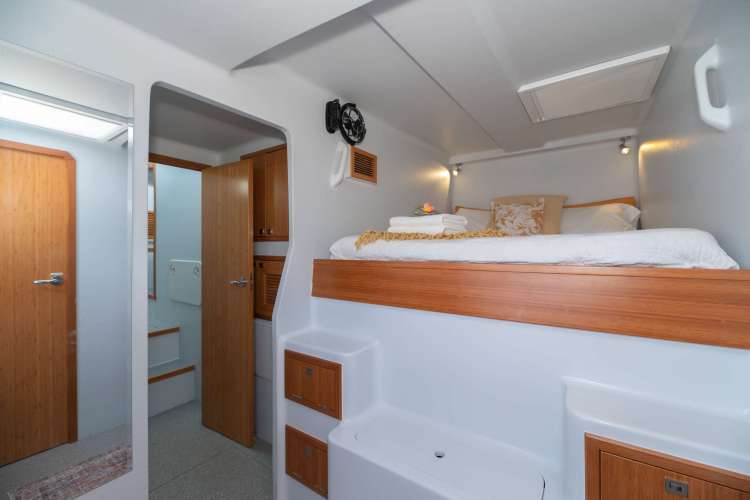 Starboard mid - Queen bed