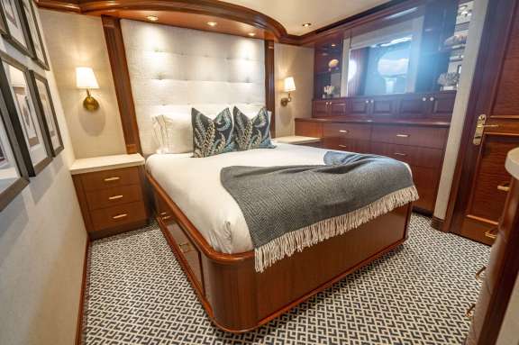 Image of RISK & REWARD yacht #8