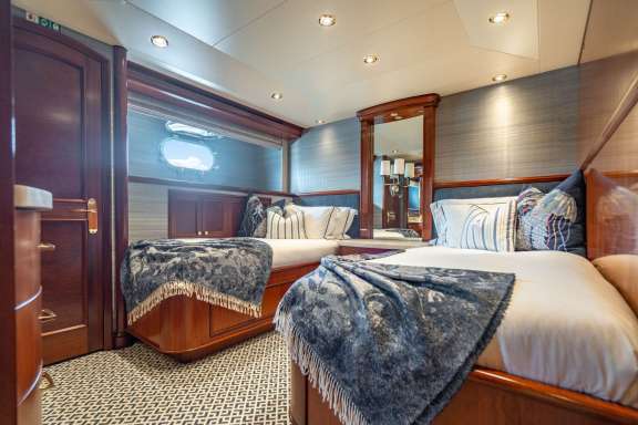 Image of RISK & REWARD yacht #9