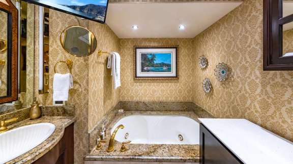 Master Stateroom En-Suite w/ jacuzzi Tub
