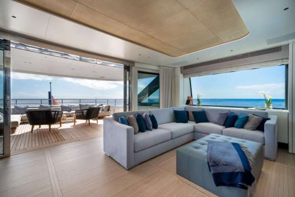 Skylounge/ Bridge deck Aft