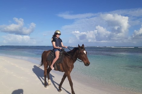 Review img # 54 of the yacht AZURIA