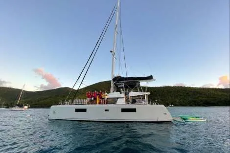 Review img # 3 of the yacht ISLAND HOPPIN’